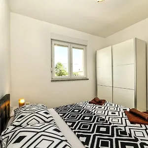 Apartment Una Pula
